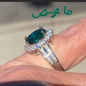 Size 6 Gorgeous Silver And Emerald Ring